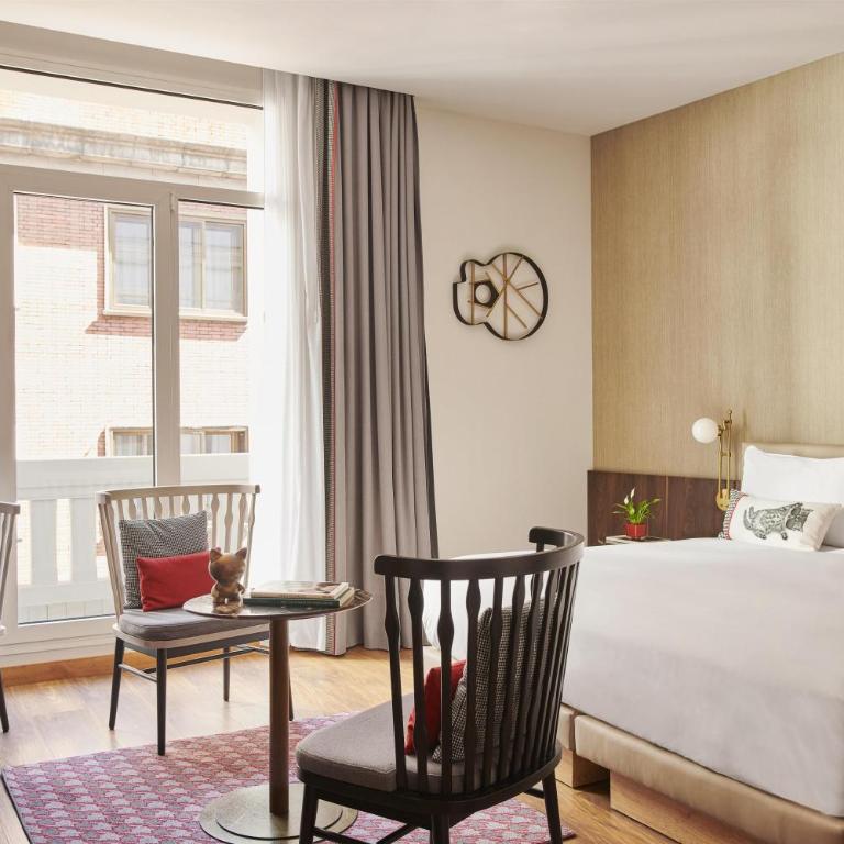 Hyatt Centric Gran Via Madrid - Habitación con cama extragrande y balcón - 3