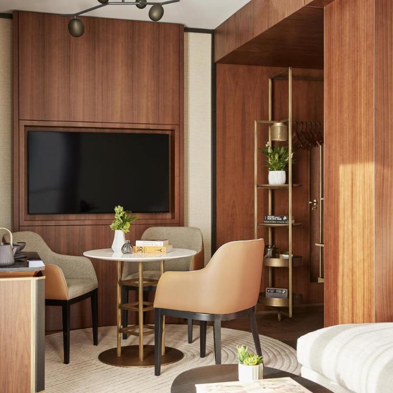 Thompson Madrid, by Hyatt - Corner Suite with Terrace - 3