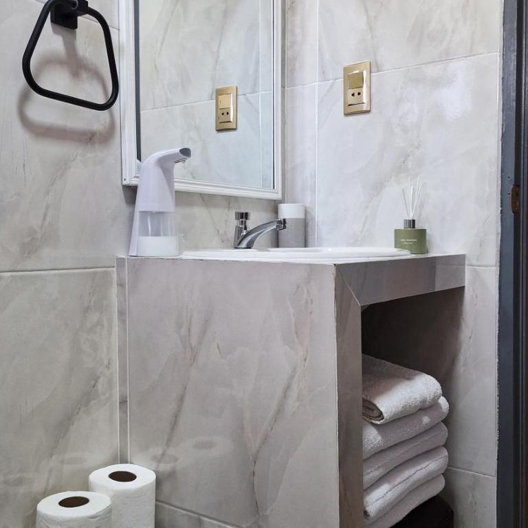 Céntrico apartamento con 2 baños, a pasos de restaurantes y agencias de turismo - Two-Bedroom Apartment - 20