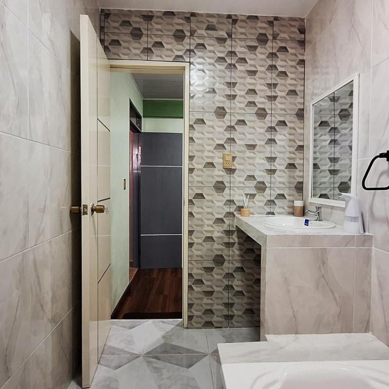 Céntrico apartamento con 2 baños, a pasos de restaurantes y agencias de turismo - Two-Bedroom Apartment - 22