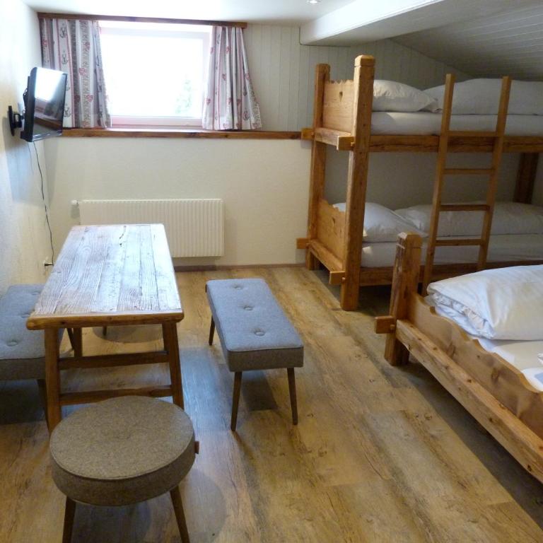 Berglodge Ristis - Vierbettzimmer mit eigenem Bad - Nr. 1 - 3