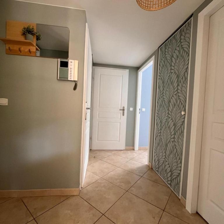 Bel appartement en bord de mer avec piscine lagon et jardin, en résidence sécurisée - Appartement 2 Chambres - 5