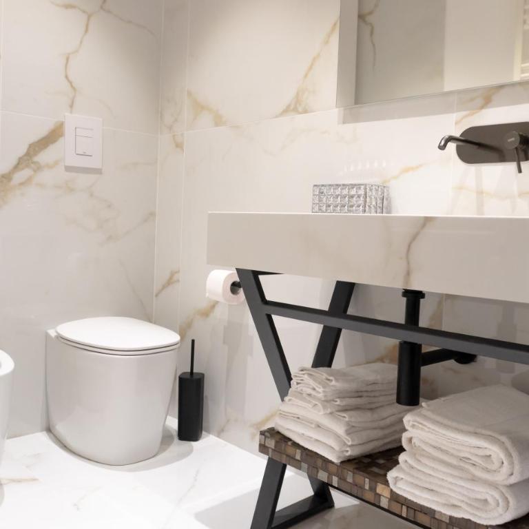 Palazzo Algaria Suites with Jacuzzi, Sauna & Turkish Bath - Camera Tripla Luxury - 3