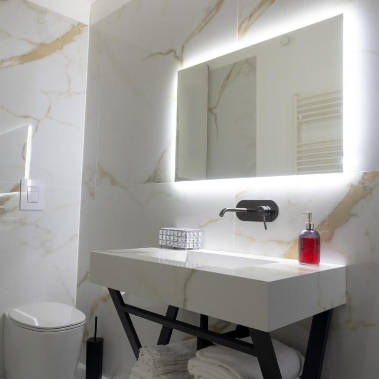 Palazzo Algaria Suites with Jacuzzi, Sauna & Turkish Bath - Camera Tripla Luxury - 4