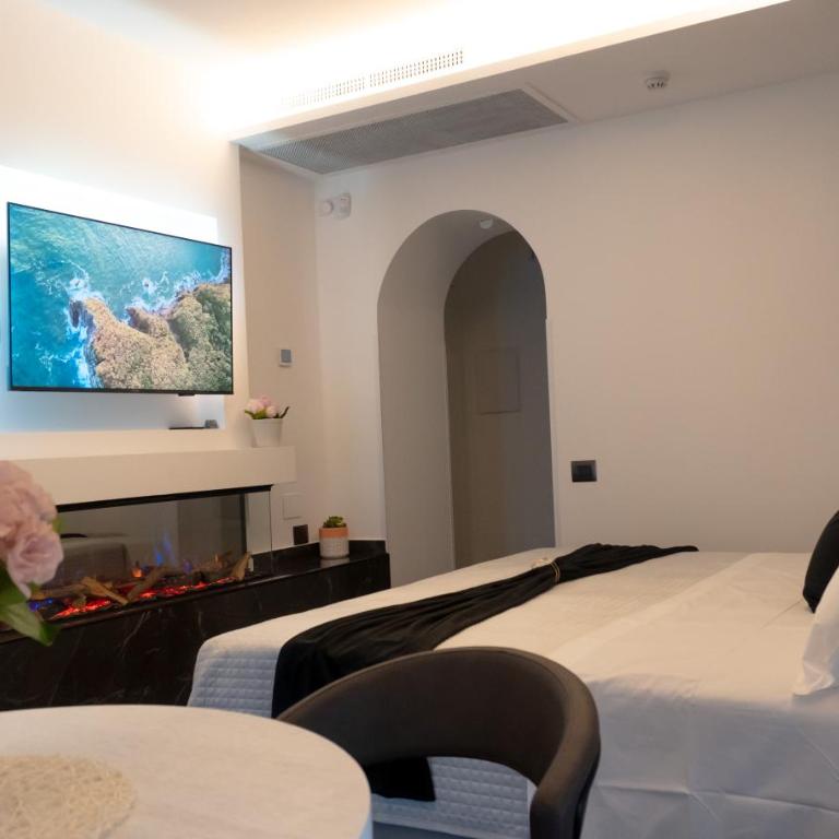 Palazzo Algaria Suites with Jacuzzi, Sauna & Turkish Bath - Camera Tripla Luxury - 5