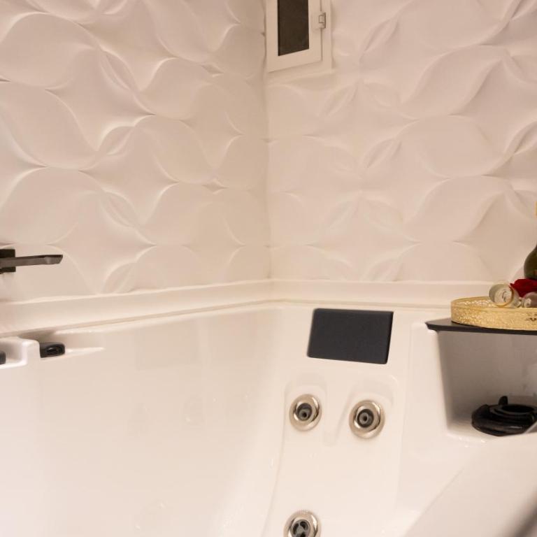 Palazzo Algaria Suites with Jacuzzi, Sauna & Turkish Bath - Camera Quadrupla Luxury - 9