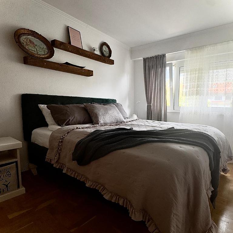 Toby Old Town-3rd Floor-Stairs Only-Public On Street Self Parking - One-Bedroom Apartment - 2