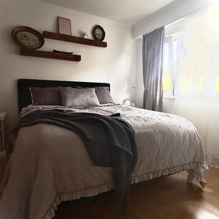 Toby Old Town-3rd Floor-Stairs Only-Public On Street Self Parking - One-Bedroom Apartment - 1