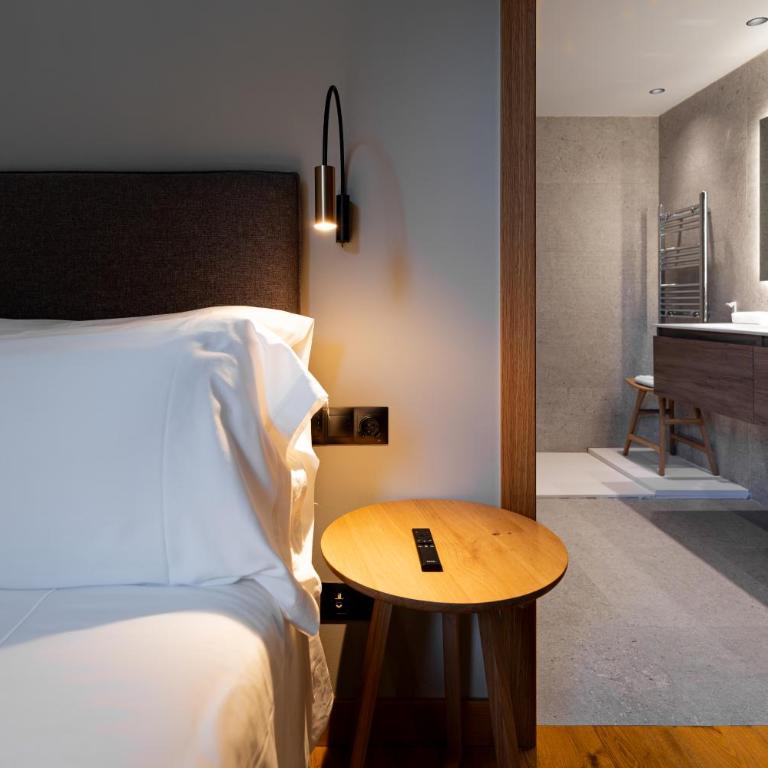 Luxurious Mountain Gem Enjoy Nature l Gym Sauna Pool l 1 MINUTE WALK TO SLOPES l by BonesVacances - Two-Bedroom Apartment with Terrace - 60