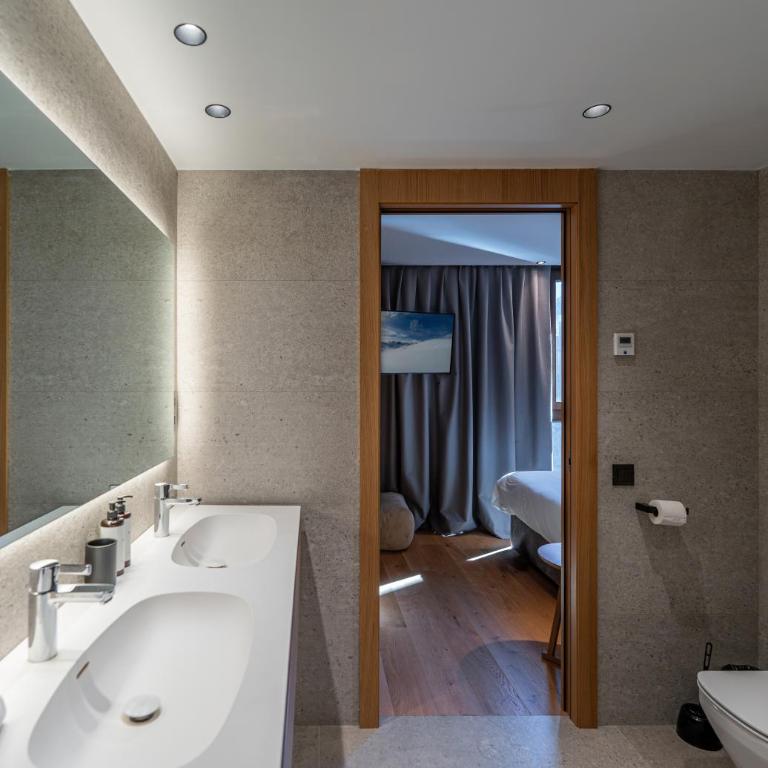Luxury Mountain Stay in Andorra l A PIE DE DE LAS PISTAS DE ESQUÍ l Incluye Gimnasio Piscina y Sauna en el mismo edificio l by BonesVacances - Three-Bedroom Apartment - 48