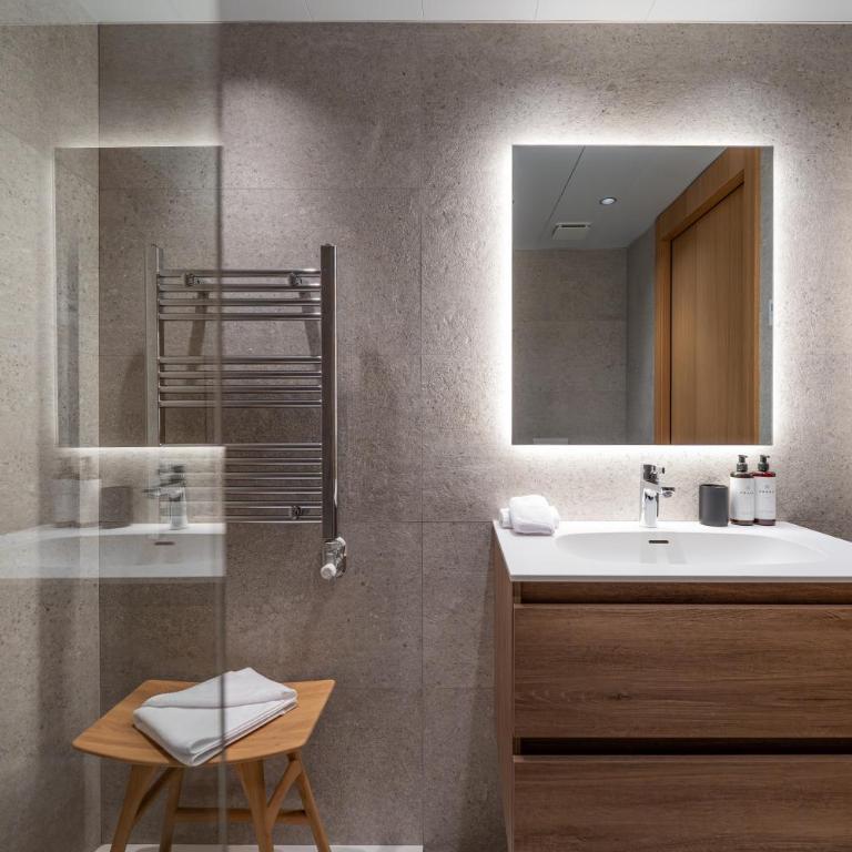 Luxury Mountain Stay in Andorra l A PIE DE DE LAS PISTAS DE ESQUÍ l Incluye Gimnasio Piscina y Sauna en el mismo edificio l by BonesVacances - Three-Bedroom Apartment - 54