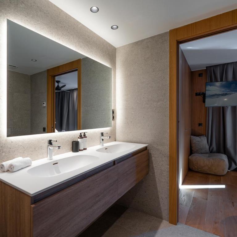 Luxury Mountain Stay in Andorra l A PIE DE DE LAS PISTAS DE ESQUÍ l Incluye Gimnasio Piscina y Sauna en el mismo edificio l by BonesVacances - Three-Bedroom Apartment - 58