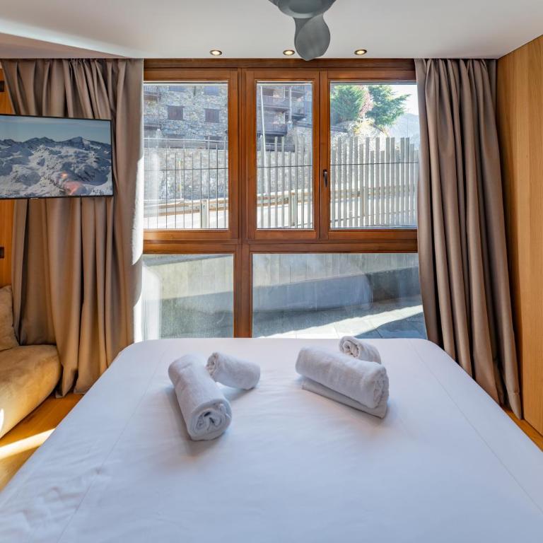Luxury Mountain Stay in Andorra l A PIE DE DE LAS PISTAS DE ESQUÍ l Incluye Gimnasio Piscina y Sauna en el mismo edificio l by BonesVacances - Three-Bedroom Apartment - 55