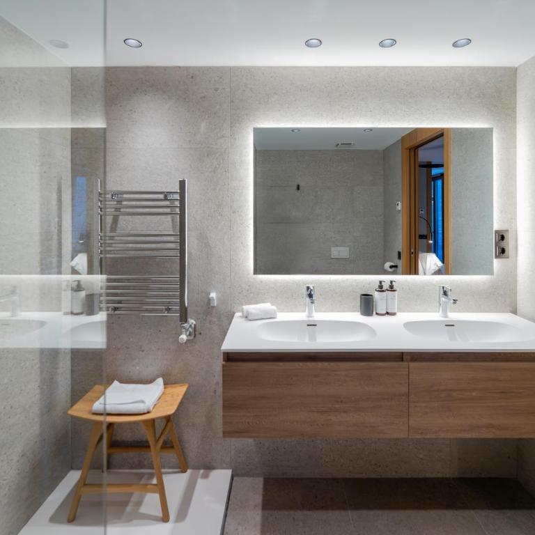 Luxury Mountain Stay in Andorra l A PIE DE DE LAS PISTAS DE ESQUÍ l Incluye Gimnasio Piscina y Sauna en el mismo edificio l by BonesVacances - Three-Bedroom Apartment - 65