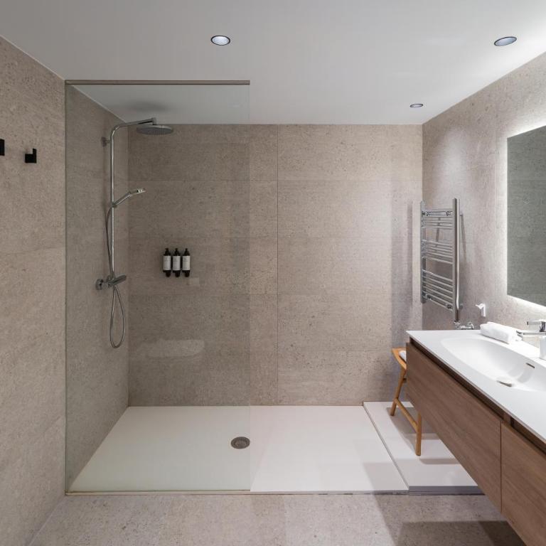 Luxury Mountain Stay in Andorra l A PIE DE DE LAS PISTAS DE ESQUÍ l Incluye Gimnasio Piscina y Sauna en el mismo edificio l by BonesVacances - Three-Bedroom Apartment - 79