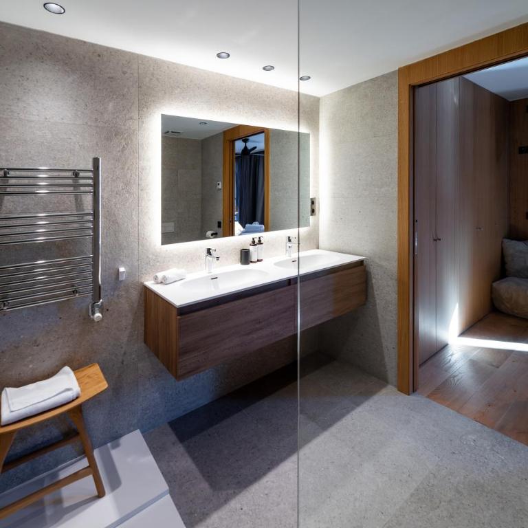 Luxury Mountain Stay in Andorra l A PIE DE DE LAS PISTAS DE ESQUÍ l Incluye Gimnasio Piscina y Sauna en el mismo edificio l by BonesVacances - Three-Bedroom Apartment - 78