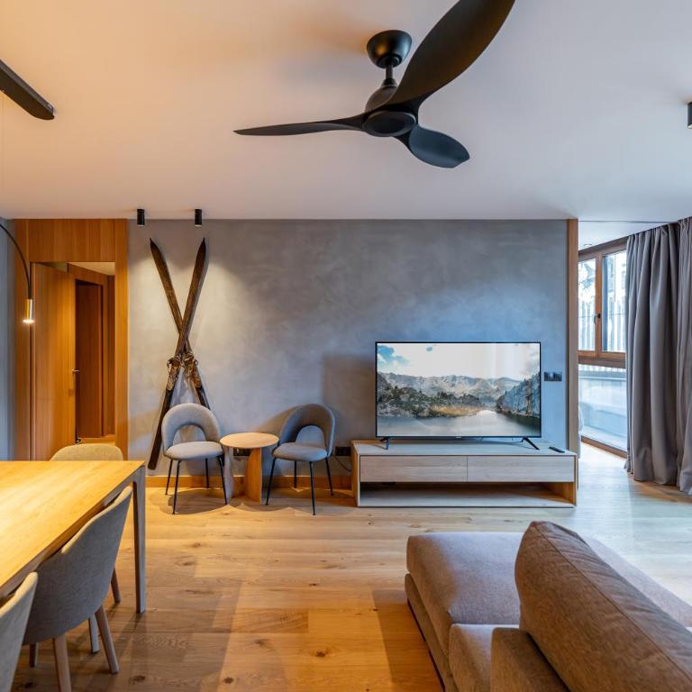 Luxury Mountain Stay in Andorra l A PIE DE DE LAS PISTAS DE ESQUÍ l Incluye Gimnasio Piscina y Sauna en el mismo edificio l by BonesVacances - Three-Bedroom Apartment - 71