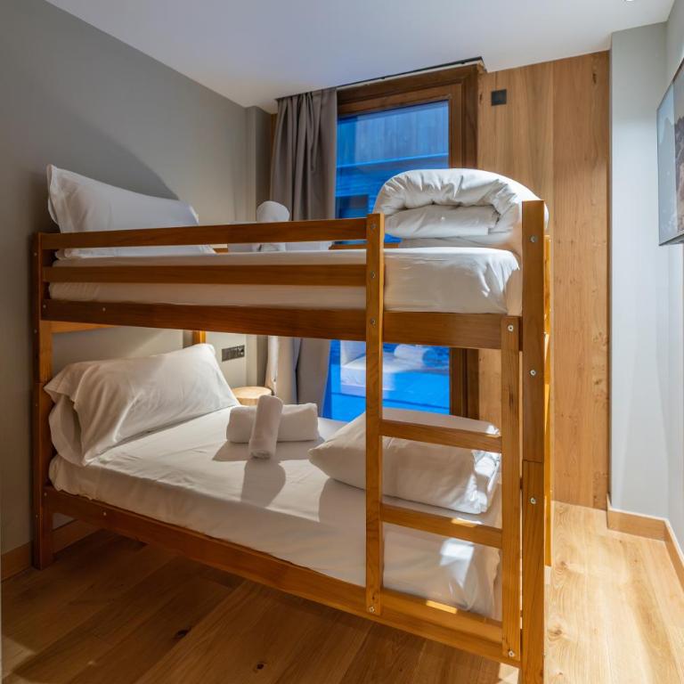 Luxury Mountain Stay in Andorra l A PIE DE DE LAS PISTAS DE ESQUÍ l Incluye Gimnasio Piscina y Sauna en el mismo edificio l by BonesVacances - Three-Bedroom Apartment - 74