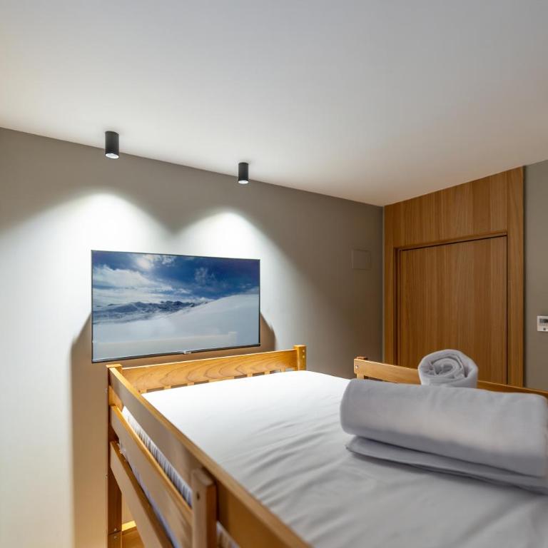 Luxury Mountain Stay in Andorra l A PIE DE DE LAS PISTAS DE ESQUÍ l Incluye Gimnasio Piscina y Sauna en el mismo edificio l by BonesVacances - Three-Bedroom Apartment - 77
