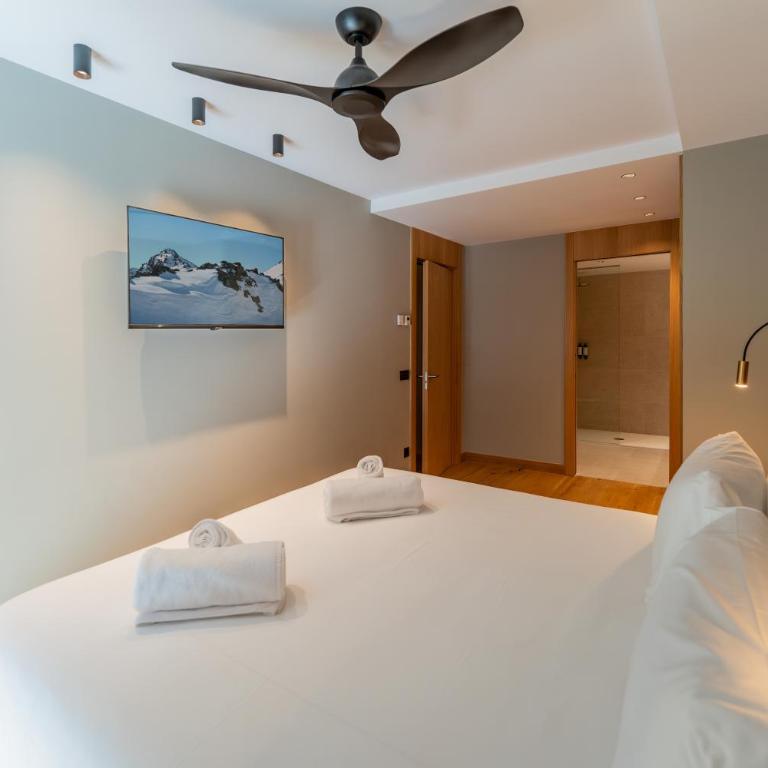 Luxurious Mountain Gem Enjoy Nature l Gym Sauna Pool l 1 MINUTE WALK TO SLOPES l by BonesVacances - Two-Bedroom Apartment with Terrace - 7