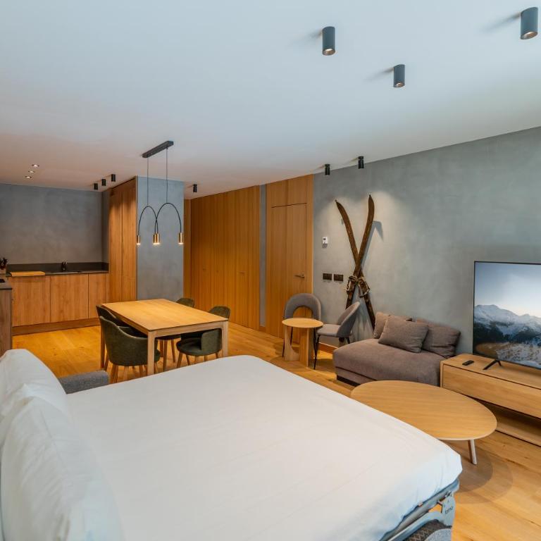 Luxurious Mountain Gem Enjoy Nature l Gym Sauna Pool l 1 MINUTE WALK TO SLOPES l by BonesVacances - Two-Bedroom Apartment with Terrace - 61