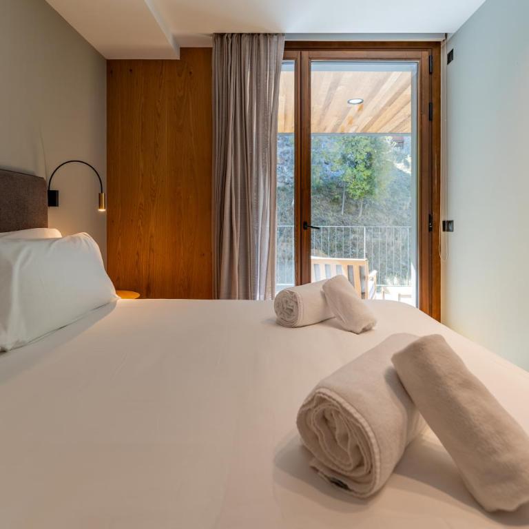 Luxurious Mountain Gem Enjoy Nature l Gym Sauna Pool l 1 MINUTE WALK TO SLOPES l by BonesVacances - Two-Bedroom Apartment with Terrace - 64