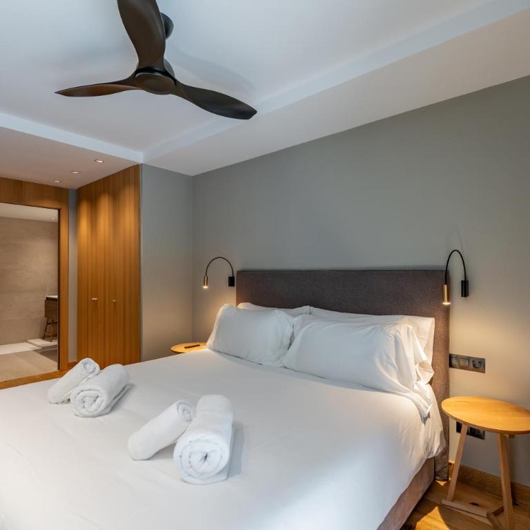 Luxurious Mountain Gem Enjoy Nature l Gym Sauna Pool l 1 MINUTE WALK TO SLOPES l by BonesVacances - Two-Bedroom Apartment with Terrace - 67