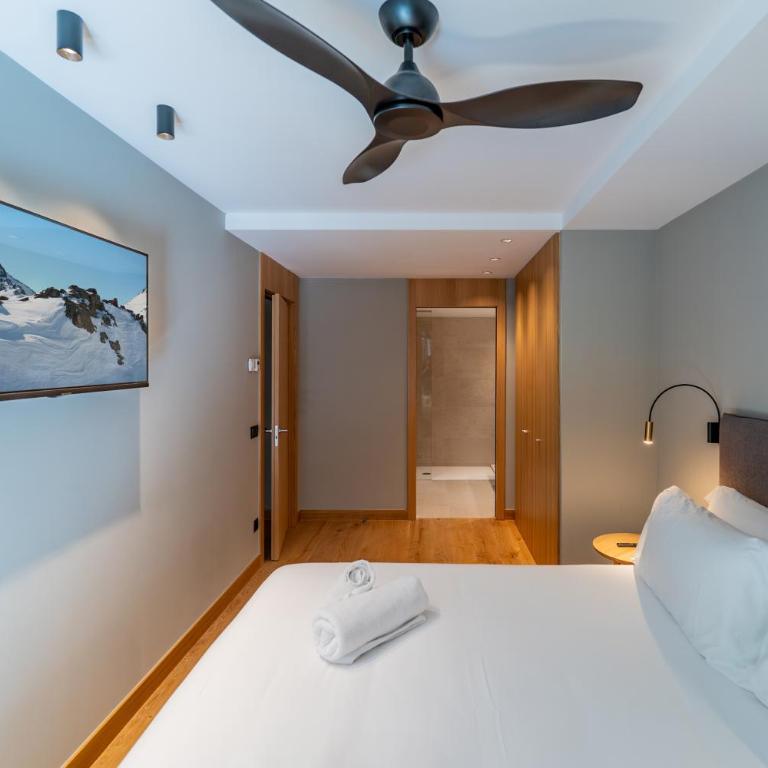 Luxurious Mountain Gem Enjoy Nature l Gym Sauna Pool l 1 MINUTE WALK TO SLOPES l by BonesVacances - Two-Bedroom Apartment with Terrace - 63