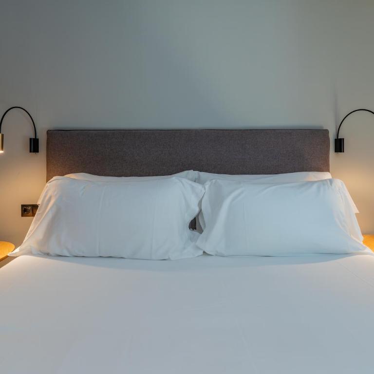 Luxurious Mountain Gem Enjoy Nature l Gym Sauna Pool l 1 MINUTE WALK TO SLOPES l by BonesVacances - Two-Bedroom Apartment with Terrace - 66
