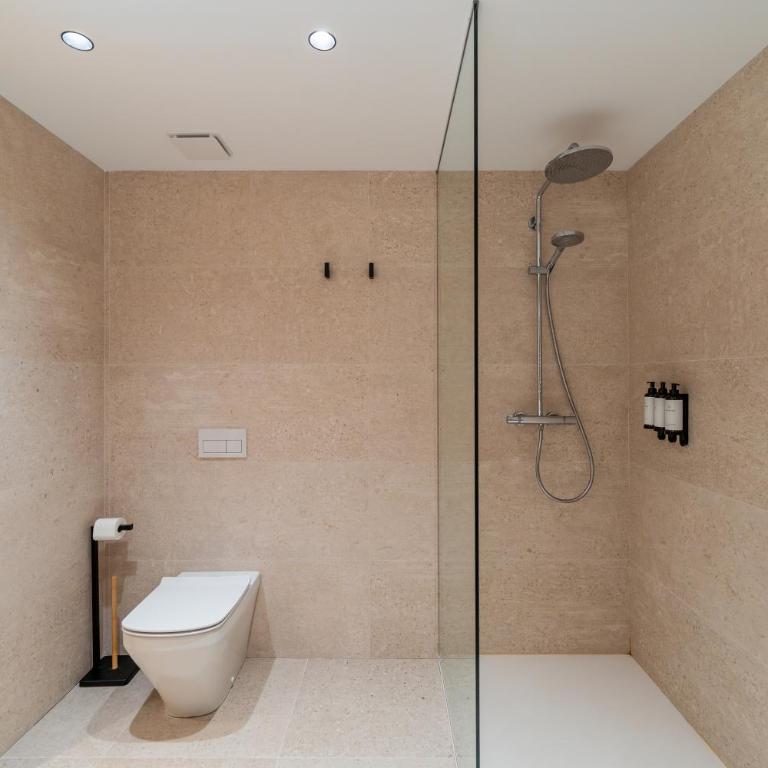 Luxurious Mountain Gem Enjoy Nature l Gym Sauna Pool l 1 MINUTE WALK TO SLOPES l by BonesVacances - Two-Bedroom Apartment with Terrace - 65