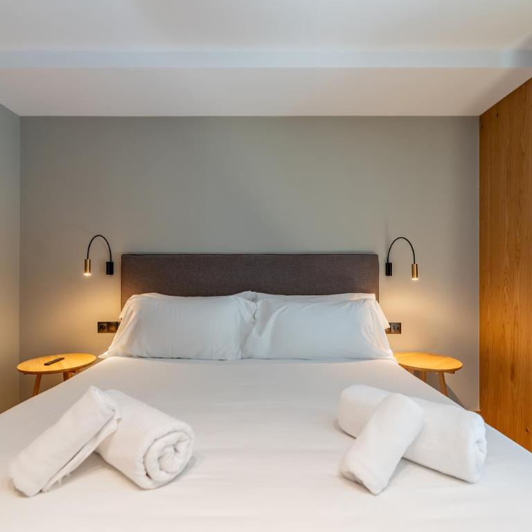 Luxurious Mountain Gem Enjoy Nature l Gym Sauna Pool l 1 MINUTE WALK TO SLOPES l by BonesVacances - Two-Bedroom Apartment with Terrace - 74