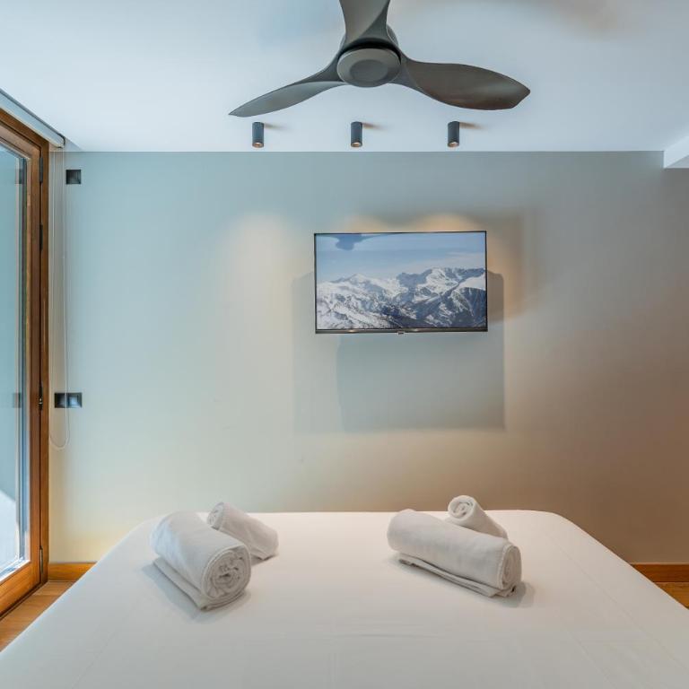 Luxurious Mountain Gem Enjoy Nature l Gym Sauna Pool l 1 MINUTE WALK TO SLOPES l by BonesVacances - Two-Bedroom Apartment with Terrace - 80