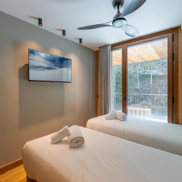 Luxurious Mountain Gem Enjoy Nature l Gym Sauna Pool l 1 MINUTE WALK TO SLOPES l by BonesVacances - Two-Bedroom Apartment with Terrace - 2