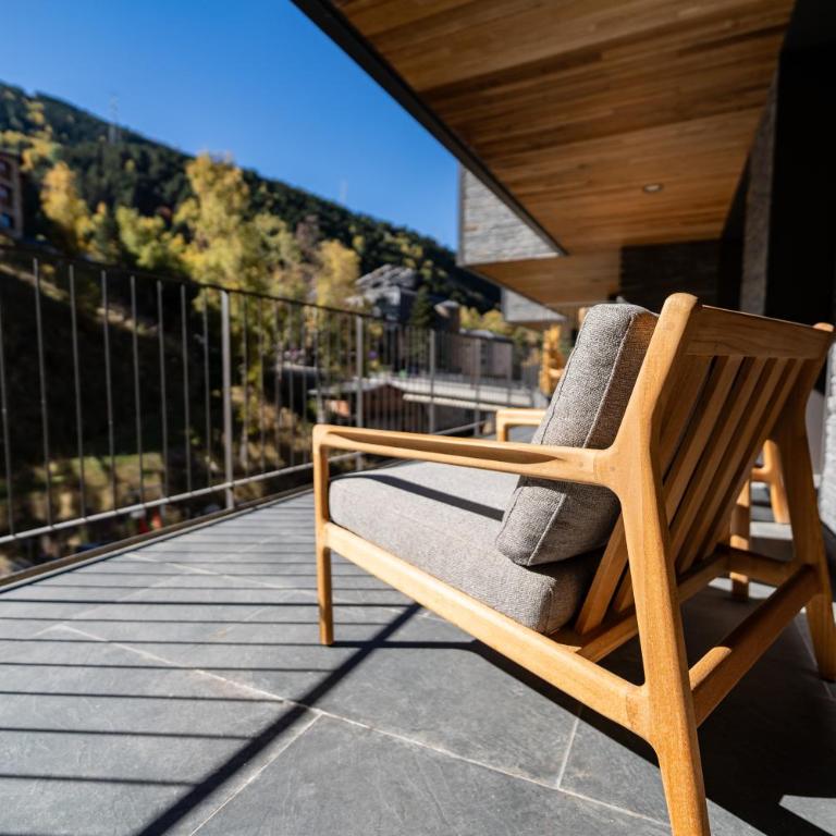 Luxurious Mountain Gem Enjoy Nature l Gym Sauna Pool l 1 MINUTE WALK TO SLOPES l by BonesVacances - Two-Bedroom Apartment with Terrace - 12