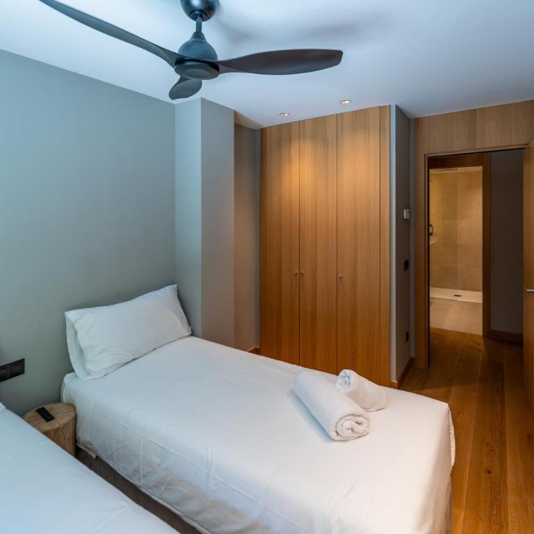 Luxurious Mountain Gem Enjoy Nature l Gym Sauna Pool l 1 MINUTE WALK TO SLOPES l by BonesVacances - Two-Bedroom Apartment with Terrace - 69