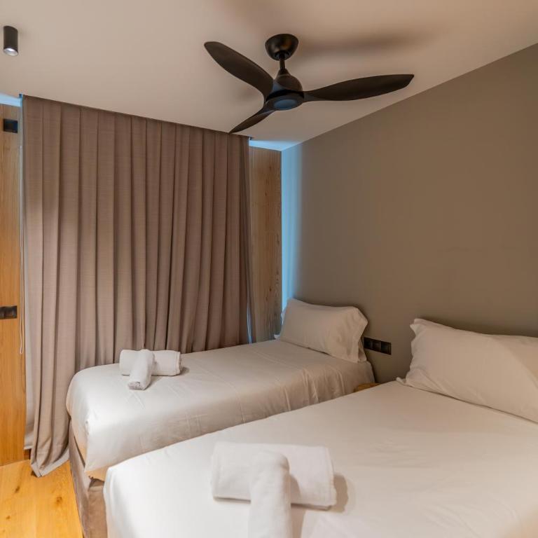Luxurious Mountain Gem Enjoy Nature l Gym Sauna Pool l 1 MINUTE WALK TO SLOPES l by BonesVacances - Two-Bedroom Apartment with Terrace - 70