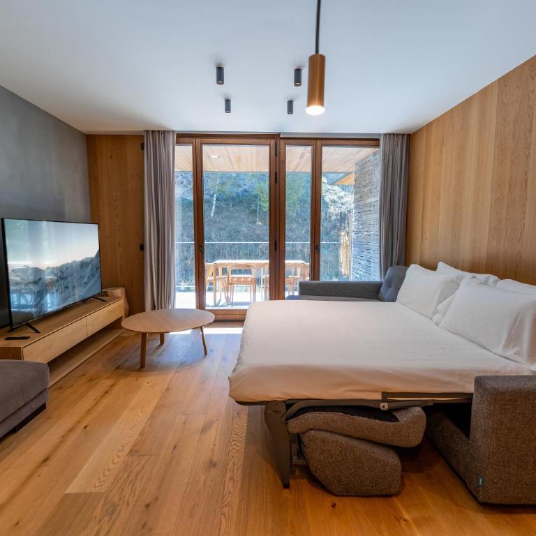 Luxurious Mountain Gem Enjoy Nature l Gym Sauna Pool l 1 MINUTE WALK TO SLOPES l by BonesVacances - Two-Bedroom Apartment with Terrace - 76