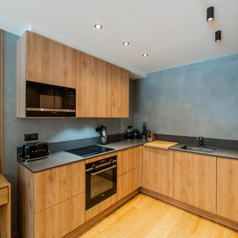 Luxurious Mountain Gem Enjoy Nature l Gym Sauna Pool l 1 MINUTE WALK TO SLOPES l by BonesVacances - Two-Bedroom Apartment with Terrace - 73