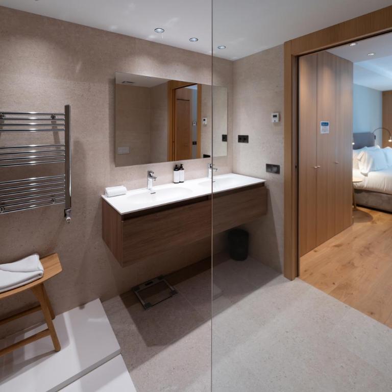 Luxurious Mountain Gem Enjoy Nature l Gym Sauna Pool l 1 MINUTE WALK TO SLOPES l by BonesVacances - Two-Bedroom Apartment with Terrace - 75