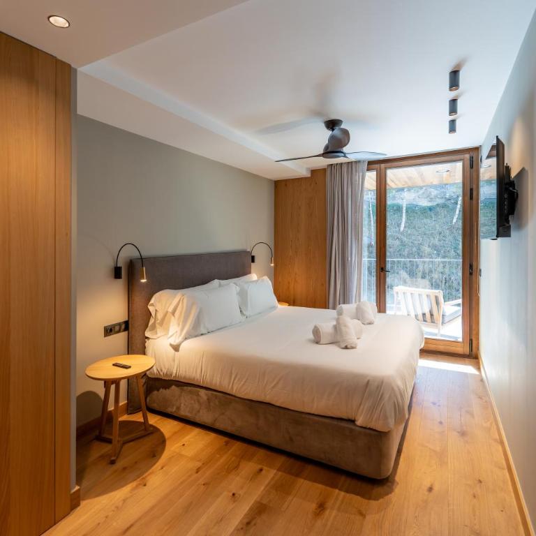 Luxurious Mountain Gem Enjoy Nature l Gym Sauna Pool l 1 MINUTE WALK TO SLOPES l by BonesVacances - Two-Bedroom Apartment with Terrace - 84