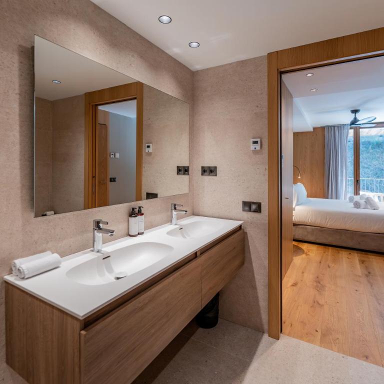 Luxurious Mountain Gem Enjoy Nature l Gym Sauna Pool l 1 MINUTE WALK TO SLOPES l by BonesVacances - Two-Bedroom Apartment with Terrace - 79