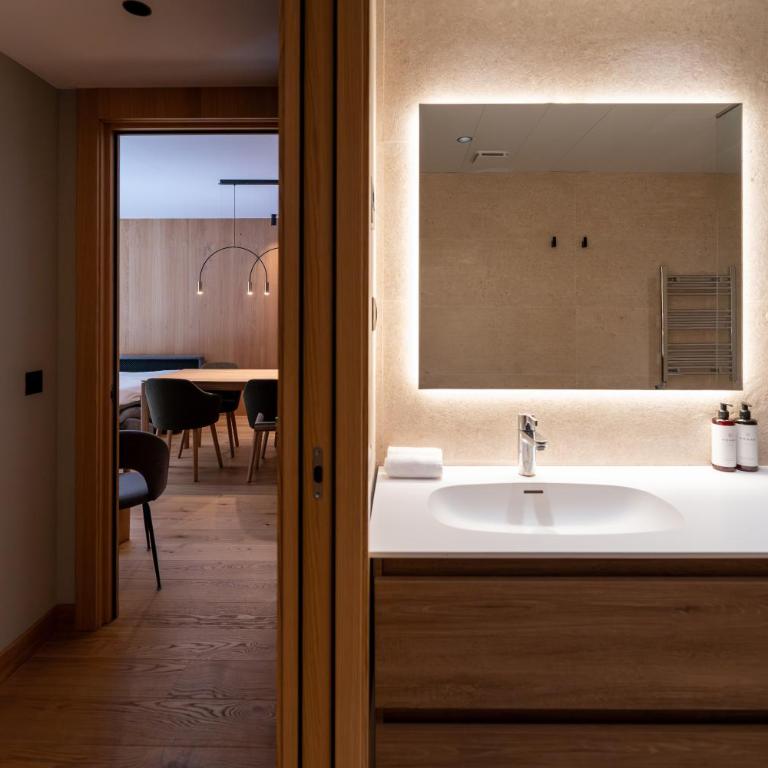 Luxurious Mountain Gem Enjoy Nature l Gym Sauna Pool l 1 MINUTE WALK TO SLOPES l by BonesVacances - Two-Bedroom Apartment with Terrace - 78