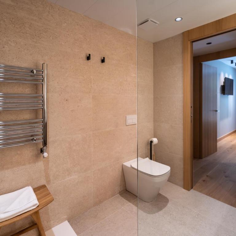 Luxurious Mountain Gem Enjoy Nature l Gym Sauna Pool l 1 MINUTE WALK TO SLOPES l by BonesVacances - Two-Bedroom Apartment with Terrace - 82