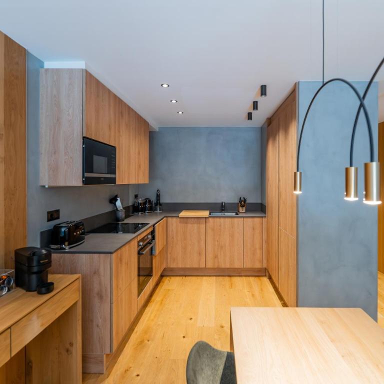 Luxurious Mountain Gem Enjoy Nature l Gym Sauna Pool l 1 MINUTE WALK TO SLOPES l by BonesVacances - Two-Bedroom Apartment with Terrace - 8