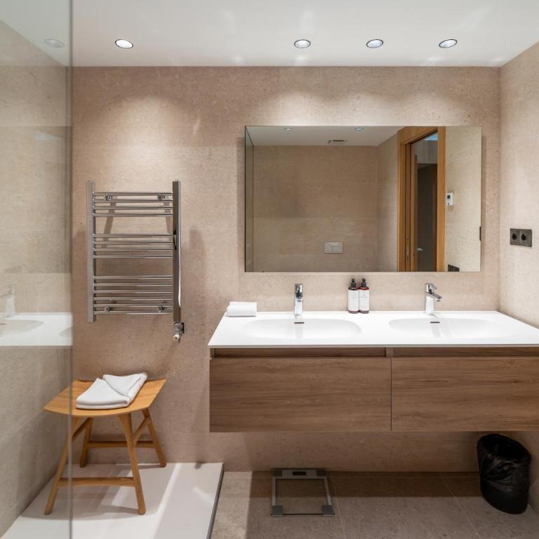 Luxurious Mountain Gem Enjoy Nature l Gym Sauna Pool l 1 MINUTE WALK TO SLOPES l by BonesVacances - Two-Bedroom Apartment with Terrace - 83