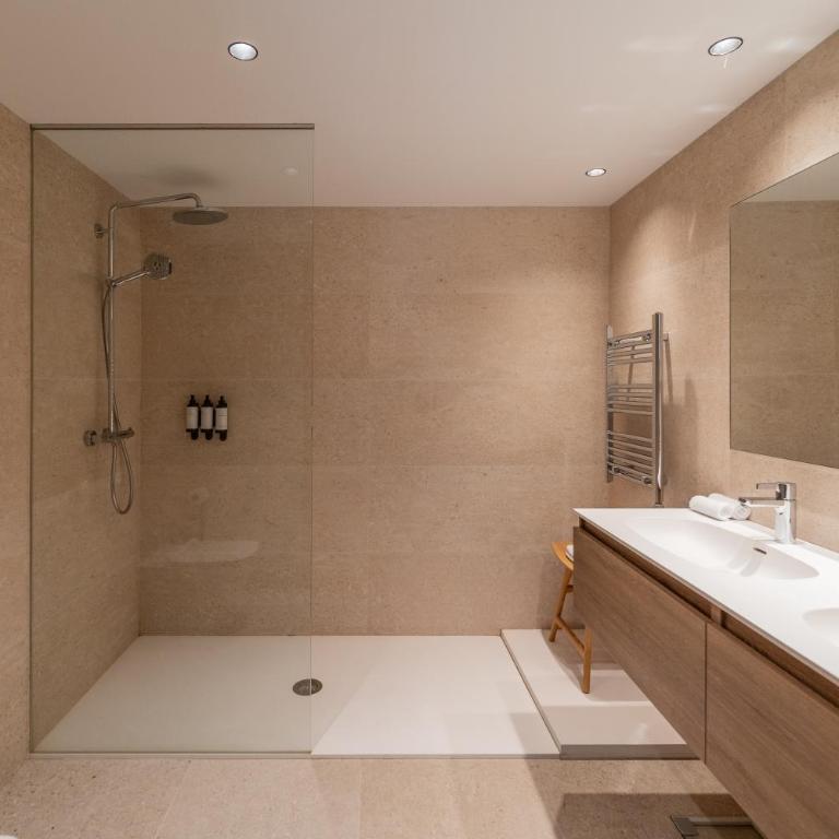 Luxurious Mountain Gem Enjoy Nature l Gym Sauna Pool l 1 MINUTE WALK TO SLOPES l by BonesVacances - Two-Bedroom Apartment with Terrace - 86