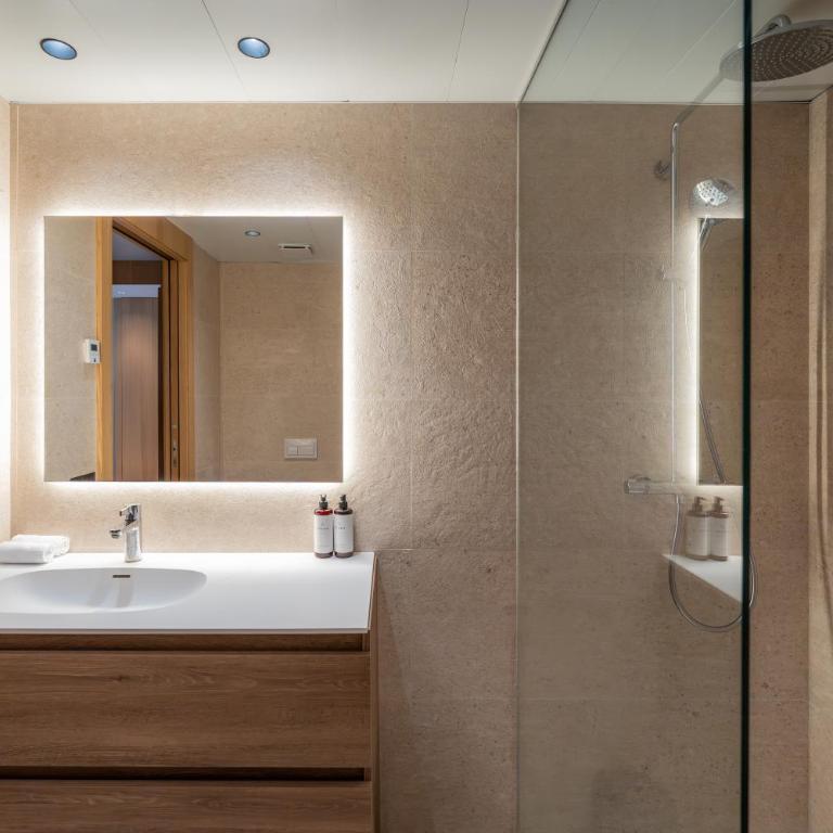 Luxurious Mountain Gem Enjoy Nature l Gym Sauna Pool l 1 MINUTE WALK TO SLOPES l by BonesVacances - Two-Bedroom Apartment with Terrace - 89
