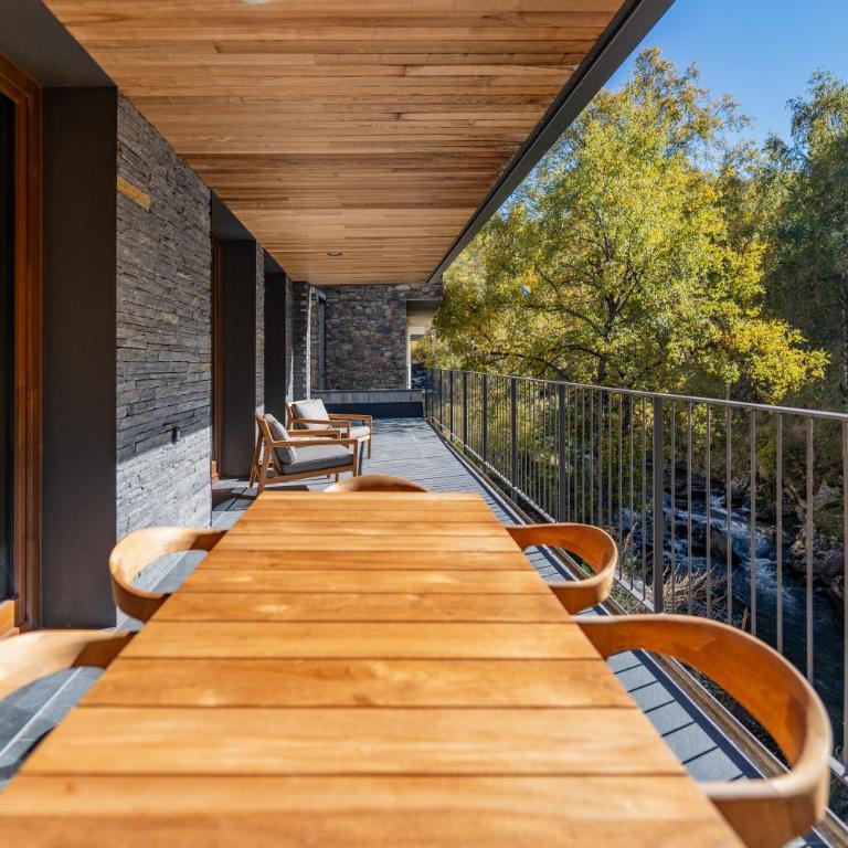 Luxurious Mountain Gem Enjoy Nature l Gym Sauna Pool l 1 MINUTE WALK TO SLOPES l by BonesVacances - Two-Bedroom Apartment with Terrace - 19