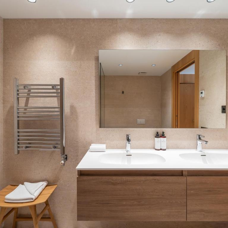 Luxurious Mountain Gem Enjoy Nature l Gym Sauna Pool l 1 MINUTE WALK TO SLOPES l by BonesVacances - Two-Bedroom Apartment with Terrace - 87