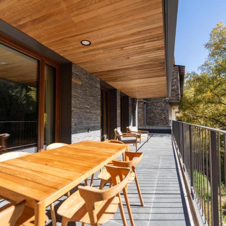 Luxurious Mountain Gem Enjoy Nature l Gym Sauna Pool l 1 MINUTE WALK TO SLOPES l by BonesVacances - Two-Bedroom Apartment with Terrace - 29